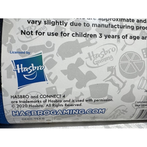 2020 NEW Connect 4 Backpack Game Beach Towel Set 58"x58" Tote Bag & Game Pieces. - Picture 7 of 7